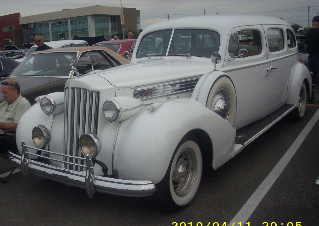 Packard_Super_8_(Centropolis_Laval_'10).jpg